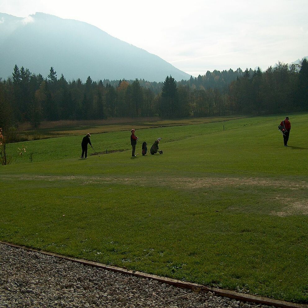 Golfspielen an Fusse der Berge