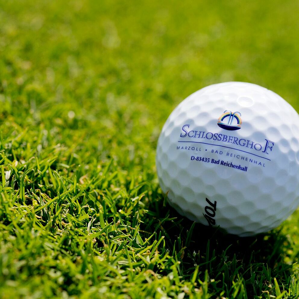 Golfball auf dem Golfrasen